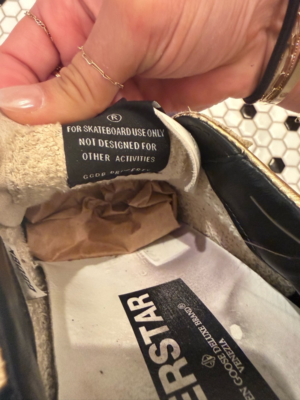 $698 Golden Goose Metallic Gold Low-Top Sneakers with Purple Laces - Picture 8 of 10